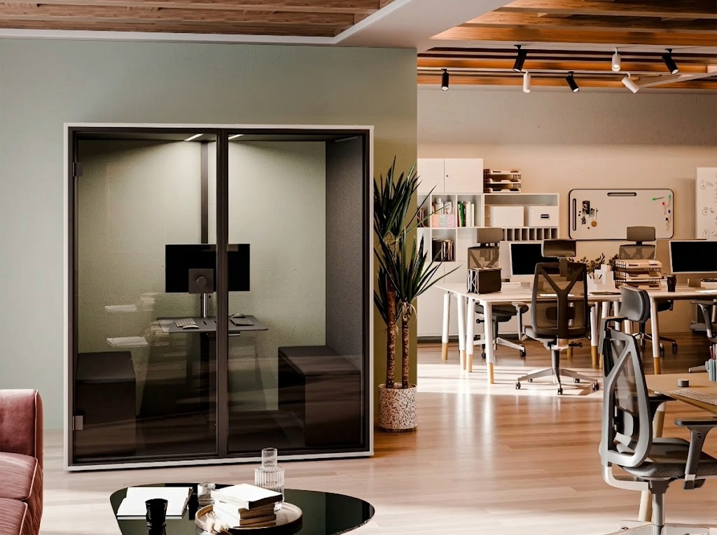Persone concentrate in un ambiente con acustica controllata