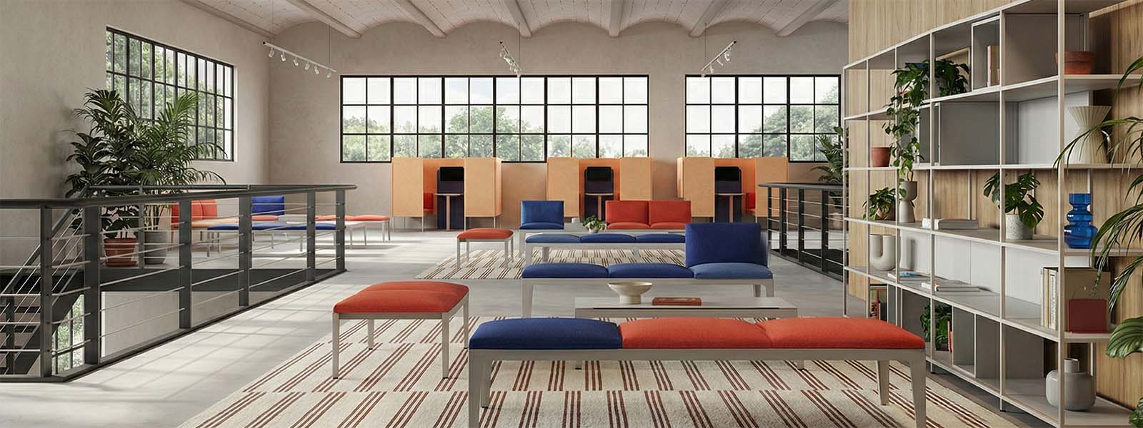 Spazio di socialità con pannelli fonoassorbenti e arredi modulari