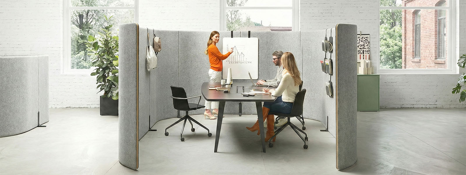 Spazio di socialità con pannelli fonoassorbenti e arredi modulari